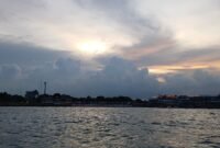 BMKG juga mengingatkan bahwa gelombang setinggi 1,25 hingga 2,5 meter diperkirakan di perairan Kepri