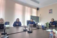 Kepala BPJS Kesehatan Cabang Batam, Harry Nurdiansyah (kacamata) bersama pegawai BPJS Kesehatan, saat pres rilis, Kamis (4/12/2025).(metroposid.com)