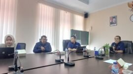 Kepala BPJS Kesehatan Cabang Batam, Harry Nurdiansyah (kacamata) bersama pegawai BPJS Kesehatan, saat pres rilis, Kamis (4/12/2025).(metroposid.com)