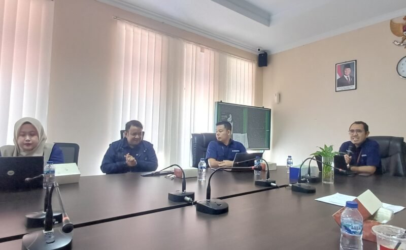 Kepala BPJS Kesehatan Cabang Batam, Harry Nurdiansyah (kacamata) bersama pegawai BPJS Kesehatan, saat pres rilis, Kamis (4/12/2025).(metroposid.com)