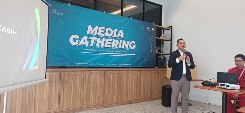 Pjs Direktur Utama PT Bandara Internasional Batam (BIB), Annang Setia Budhi, saat media gathering di Labber Pergudangan, Batam, Selasa (16/12/2025). Foto: Metroposid