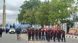 Unjuk rasa damai Federasi Serikat Pekerja Logam, Elektronik, dan Mesin (FSP LEM) SPSI, di Kantor Walikota Batam dan Gedung DPRD Batam, Batamcentre, Kamis (18/12/2025). Foto: Metrospoid