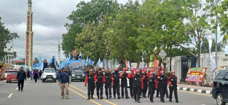 Unjuk rasa damai Federasi Serikat Pekerja Logam, Elektronik, dan Mesin (FSP LEM) SPSI, di Kantor Walikota Batam dan Gedung DPRD Batam, Batamcentre, Kamis (18/12/2025). Foto: Metrospoid