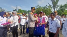 Pemasangan seragam juru parkir (jukir) di area Parkir Kantor Dishub Kota Batam, Selasa (30/12/2025)