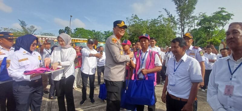 Pemasangan seragam juru parkir (jukir) di area Parkir Kantor Dishub Kota Batam, Selasa (30/12/2025)