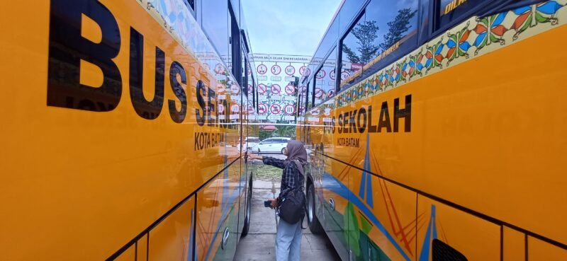 Dinas Perhubungan Kota Batam menyerahkan empat unit bus sekolah untuk melayani pelajar di wilayah Galang, Selasa (30/12). 
