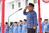 Wagub Kepri Nyanyang Haris Pratamura bertindak sebagai inspektur upacara HUT KORPRI ke-54 digelar di Halaman Kantor Gubernur Kepri, Dompak, Tanjungpinang, Senin (1/12/2025). (DISKOMINFO KEPRI)
