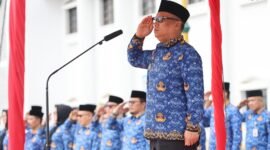 Wagub Kepri Nyanyang Haris Pratamura bertindak sebagai inspektur upacara HUT KORPRI ke-54 digelar di Halaman Kantor Gubernur Kepri, Dompak, Tanjungpinang, Senin (1/12/2025). (DISKOMINFO KEPRI)
