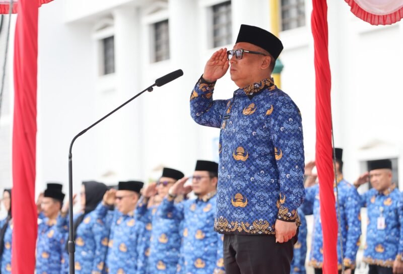 Wagub Kepri Nyanyang Haris Pratamura bertindak sebagai inspektur upacara HUT KORPRI ke-54 digelar di Halaman Kantor Gubernur Kepri, Dompak, Tanjungpinang, Senin (1/12/2025). (DISKOMINFO KEPRI)