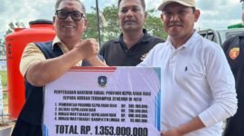 Wakil Gubernur Kepri Nyanyang Haris Pratamura menyerahkan langsung bantuan senilai Rp1,353 miliar kepada Pemerintah Provinsi Aceh di Kabupaten Aceh Tamiang, Selasa (23/12/2025). Foto: Humas Diskominfo Kepri