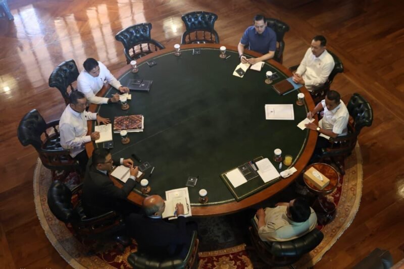 Presiden Republik Indonesia, Prabowo Subianto, menerima sejumlah menteri Kabinet Merah Putih dalam pertemuan terbatas di kediaman pribadinya di Hambalang, Bogor, Jawa Barat, Selasa (23/12/2025). Foto: BPMI Setpres