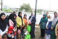 Ketua TP-PKK Provinsi Kepri Hj Dewi Kumalasari Ansar menghadiri khitanan bagi keluarga dhuafa dan kegiatan penyerahan paket pencegahan balita berisiko stunting di UPT Puskesmas Lubuk Baja Kota Batam, Selasa (16/12/2025). Foto: Istimewa