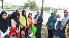 Ketua TP-PKK Provinsi Kepri Hj Dewi Kumalasari Ansar menghadiri khitanan bagi keluarga dhuafa dan kegiatan penyerahan paket pencegahan balita berisiko stunting di UPT Puskesmas Lubuk Baja Kota Batam, Selasa (16/12/2025). Foto: Istimewa