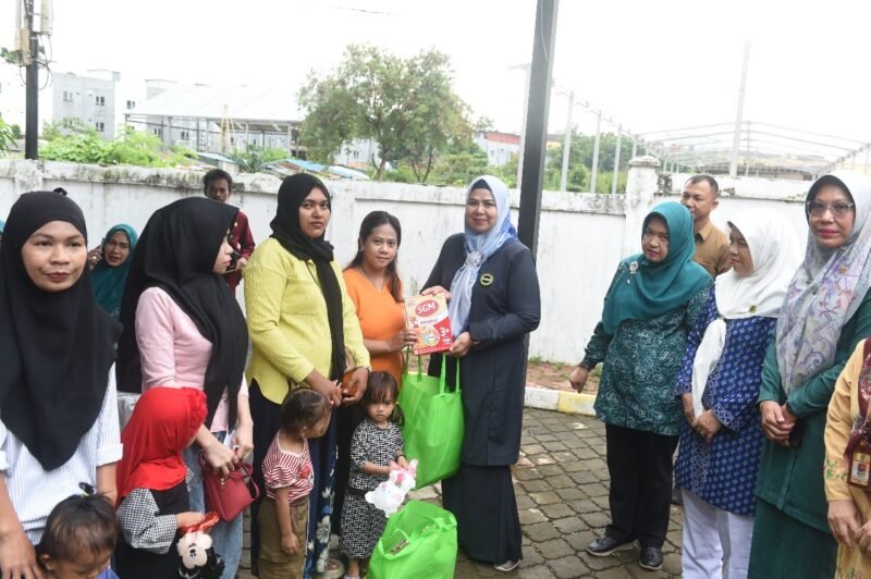Ketua TP-PKK Provinsi Kepri Hj Dewi Kumalasari Ansar menghadiri khitanan bagi keluarga dhuafa dan kegiatan penyerahan paket pencegahan balita berisiko stunting di UPT Puskesmas Lubuk Baja Kota Batam, Selasa (16/12/2025). Foto: Istimewa