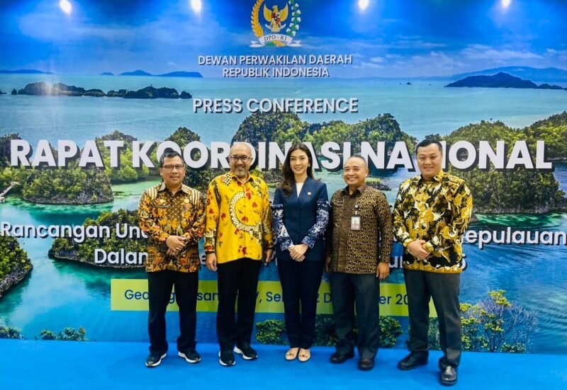 Pj Sekdaprov Kepri Luki Zaiman Prawira (tengah) di sela menghadiri Rakornas Percepatan Rumusan RUU Daerah Kepulauan di Gedung DPD RI, Jakarta, Selasa (2/12/2025). (Sekdaprov Kepri)