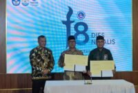 Penyerahan hibah dilakukan Wakil Gubernur Kepulauan Riau Nyanyang Haris Pratamura pada malam penutupan Dies Natalis ke-18 UMRAH yang berlangsung di Kampus Dompak, Tanjungpinang, Jumat (12/12/2025). Foto: Diskominfo Kepri