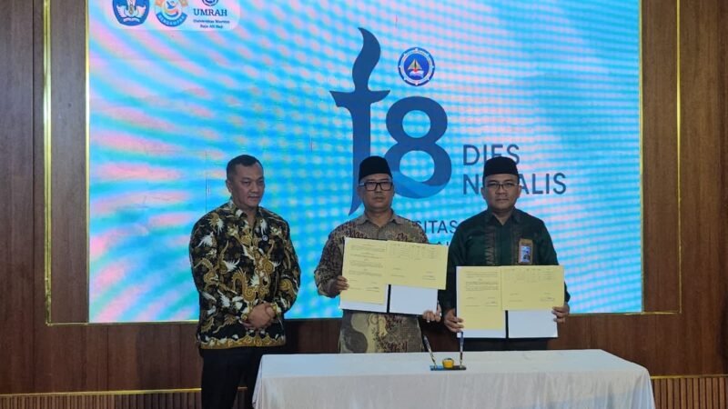 Penyerahan hibah dilakukan Wakil Gubernur Kepulauan Riau Nyanyang Haris Pratamura pada malam penutupan Dies Natalis ke-18 UMRAH yang berlangsung di Kampus Dompak, Tanjungpinang, Jumat (12/12/2025). Foto: Diskominfo Kepri