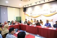 Deputi Komisioner Pengawas Perilaku Pelaku Usaha Jasa Keuangan dan Pelindungan Konsumen OJK, Rizal Ramadhani, bersama sejumlah pejabat OJK menerima enam perwakilan Paguyuban Lender DSI di Kantor OJK, Jakarta, Selasa (30/12/2025). Foto: Humas OJK