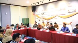 Deputi Komisioner Pengawas Perilaku Pelaku Usaha Jasa Keuangan dan Pelindungan Konsumen OJK, Rizal Ramadhani, bersama sejumlah pejabat OJK menerima enam perwakilan Paguyuban Lender DSI di Kantor OJK, Jakarta, Selasa (30/12/2025). Foto: Humas OJK