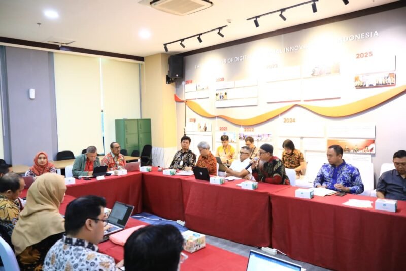 Deputi Komisioner Pengawas Perilaku Pelaku Usaha Jasa Keuangan dan Pelindungan Konsumen OJK, Rizal Ramadhani, bersama sejumlah pejabat OJK menerima enam perwakilan Paguyuban Lender DSI di Kantor OJK, Jakarta, Selasa (30/12/2025). Foto: Humas OJK