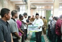 Gubenur Kepri Ansar Ahmad menyerahkan bantuan hibah Pemerintah Provinsi Kepri kepada masyarakat, organisasi, dan rumah ibadah di Masjid Darul Muttaqin, Perumahan Taman Cipta Asri II, Selasa (9/12/2025).Foto: istimewa