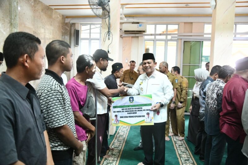Gubenur Kepri Ansar Ahmad menyerahkan bantuan hibah Pemerintah Provinsi Kepri kepada masyarakat, organisasi, dan rumah ibadah di Masjid Darul Muttaqin, Perumahan Taman Cipta Asri II, Selasa (9/12/2025).Foto: istimewa