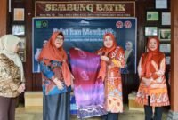 Foto: Ketua Dekranasda Kota Batam Erlita Amsakar bersama 12 Pembatik study tiru di Sembung Batik, Kulon Progo, DI Yogyakarta, kemarin. (DISKOMINFO BATAM)
