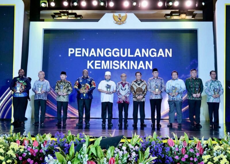 Wali Kota Amsakar Achmad dan Wakil Wali Kota Li Claudia Chandra kembali meraih penghargaan di tingkat nasional. Kali ini, Batam mengukir prestasi dalam Apresiasi Kinerja Pemerintah Daerah 2025 di Flores Ballroom, Hotel Borobudur Jakarta, Senin (1/12/2025) malam.(Hms Diskominfo Batam)