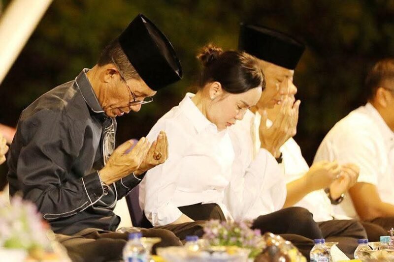 Doa Kebangsaan untuk para korban bencana alam di Aceh, Sumatera Utara, Sumatera Barat, serta erupsi Semeru. 


Doa bersama untuk korban bencana alam di Sumatera dan Sumeru di Dataran Engku Putri, Batam Centre, Selasa (2/12/2025) malam.(Diskominfo Batam)