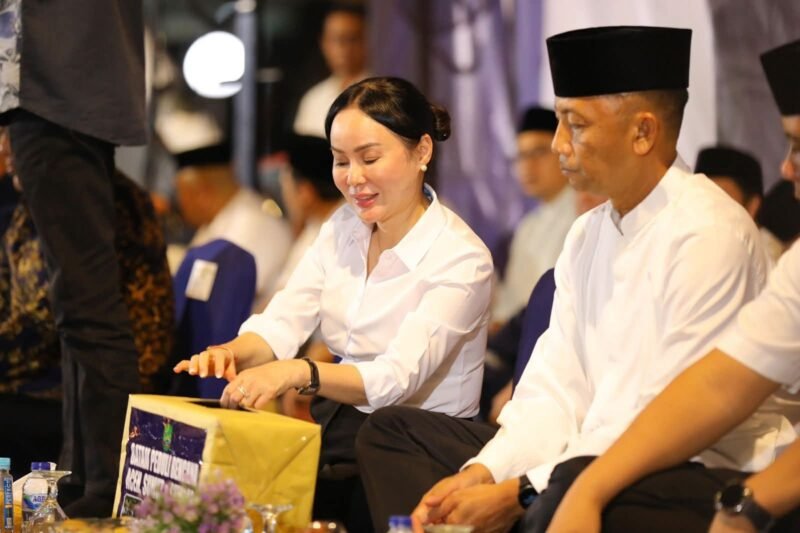 Wakil Walikota Batam Li Claudia Chandra, saat doa bersama, Pemko juga membuka layanan donasi online maupun ofline membantu korban bencana di Sumatera. (DISKOMINFO BATAM)