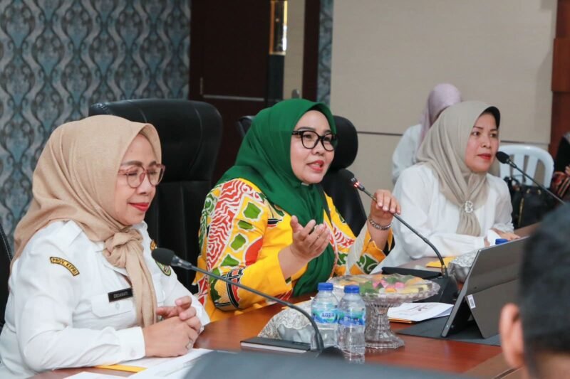 TP-PKK) Kota Batam, Erlita Amsakar, mengajak seluruh Organisasi Perangkat Daerah (OPD) dan camat se-Kota Batam untuk memperkuat sinergi dalam menyukseskan Peringatan Hari Ibu ke-97, Rabu (3/12).(DISKOMINFO BATAM)