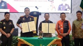 Penandatanganan kerjasama antara Wali Kota Batam, Amsakar Achmad, dan Kajari Batam I Wayan Wiradarma, di Kejaksaan Tinggi Kepri, Kamis (4/12/2025). (DISKOMINFO BATAM)
