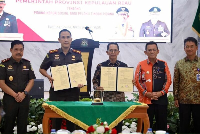 Penandatanganan kerjasama antara Wali Kota Batam, Amsakar Achmad, dan Kajari Batam I Wayan Wiradarma, di Kejaksaan Tinggi Kepri, Kamis (4/12/2025). (DISKOMINFO BATAM)