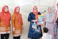 Ketua TP-PKK Kota Batam, Erlita Amsakar, bersilaturahmi dengan para pelaku UMKM Pramu Rimpang Kota Batam di Gedung Dekranasda Kota Batam, Kamis (4/12/2025). (DISKOMINFO BATAM)