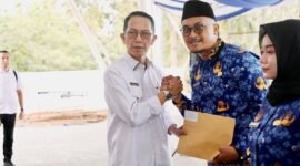 Penyerahan SK tersebut digelar di Panggung Utama Dataran Engku Putri, Batamcentre, Senin (8/12/2025).Foto: Diskominfo Batam