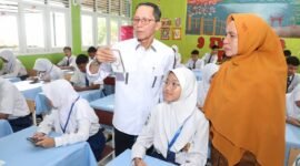 Wali Kota Batam, Amsakar Achmad, meninjau pelaksanaan perdana Sumatif Akhir Semester (SAS) Online Tahun 2025 di SMP Negeri 12 Batam, Senin (8/12/2025). Foto: Diskominfo Batam