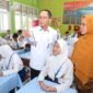 Wali Kota Batam, Amsakar Achmad, meninjau pelaksanaan perdana Sumatif Akhir Semester (SAS) Online Tahun 2025 di SMP Negeri 12 Batam, Senin (8/12/2025). Foto: Diskominfo Batam