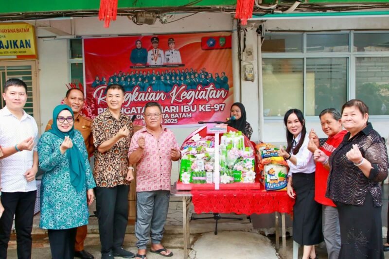 Wakil Wali Kota Batam, Li Claudia Chandra, bersama Ketua TP-PKK Kota Batam, Erlita Amsakar, ke sejumlah panti jompo dalam rangka memperingati Hari Ibu ke-97 tingkat Kota Batam, Senin (8/12/2025). Foto: Diskominfo Batam