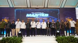 BP Batam luncuran aplikasi MANTAP Kepala BP Batam Amsakar Achmad bersama Wakil Kepala BP Batam Li Claudia Chandra di Ruang Balairung Sari, Senin (8/12/2025). Foto: Istimewa