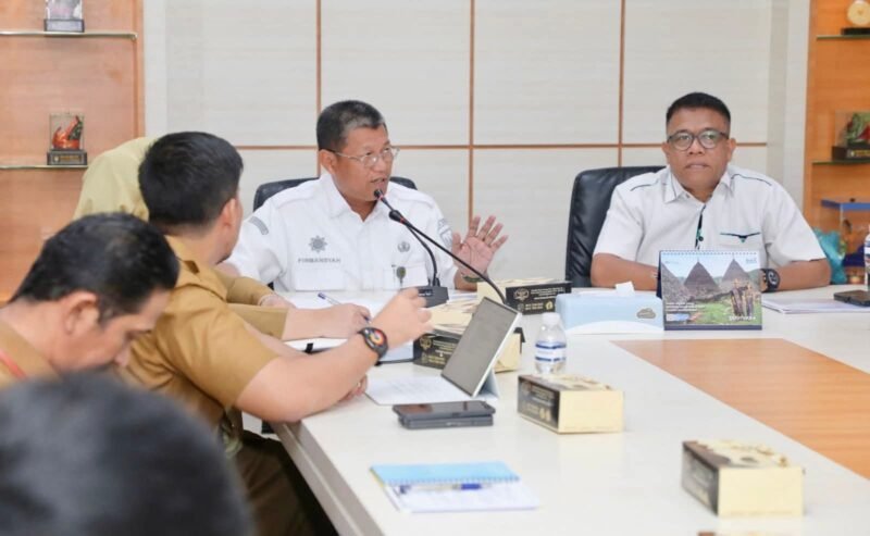 Sekretaris Daerah (Sekda) Kota Batam, Firmansyah, rapat investasi dari PT Vendoor Mebelia Indonesia, Selasa (9/12/2025). Foto: Humas Diskominfo Batam