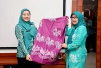 TP PKK Kabupaten Konawe, Sulawesi Tenggara, berkunjung ke TP PKK Pemko Batam, melakukan studi banding, Selasa (9/12/2025). Foto: Humas Diskominfo Batam