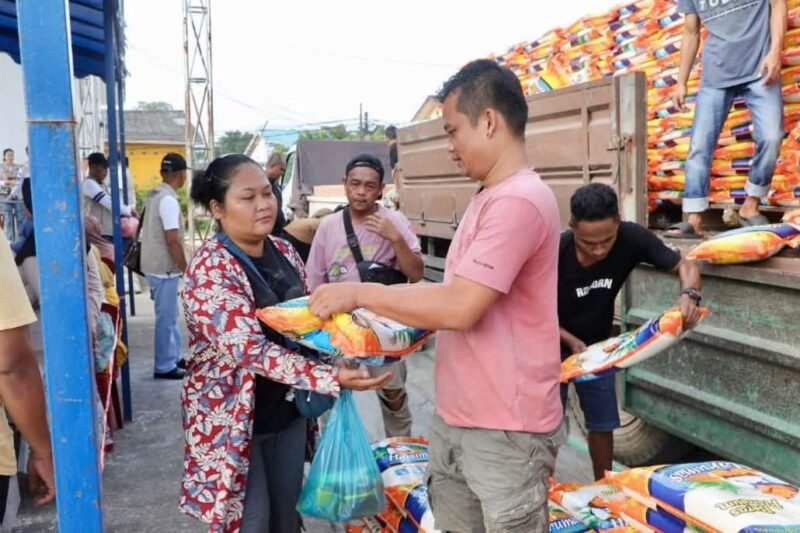 Pasar Murah di 47 titik yang digelar di 12 kecamatan sebagai upaya strategis mengendalikan inflasi dan menjaga daya beli masyarakat, di Kota Aku Tahu, Batamcentre, Rabu (10/12/2025). Foto: Diskominfo Batam