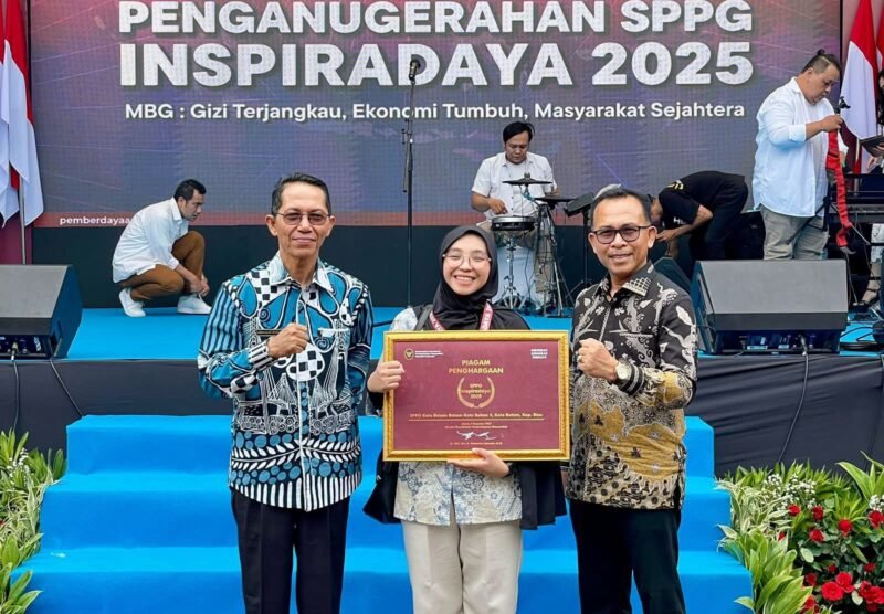 Batam raih penghargaan dari Kementerian Koordinator Bidang Pemberdayaan Masyarakat (PM) di ajang Penganugerahan SPPG Inspiradaya Tahun 2025 di Jakarta, Selasa (9/12/2025). Foto: Pemko Batam