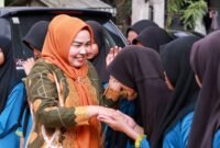 Ketua TP PPK Kota Batam, Erlita Amsakar, bersama DPW Kota Batam melakukan kunjungan sosial ke dua panti asuhan, Rabu (10/12/2025). Foto: Diskominfo Batam