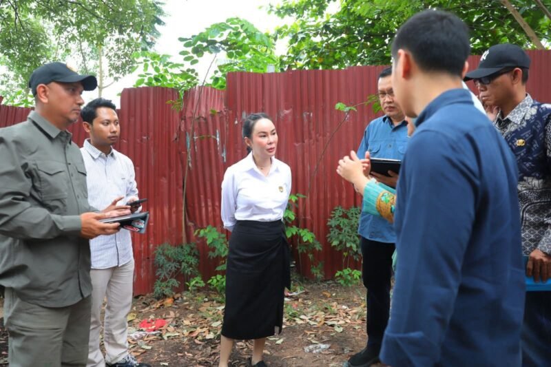 Li Claudia Chandra, Wakil Walikota Batam, turun langsung ke lokasi pembangunan Tempat Penampungan Sementara (TPS) BIN Tertutup di Sekupang, Kamis (11/12/2025). Foto: Diskominfo Batam