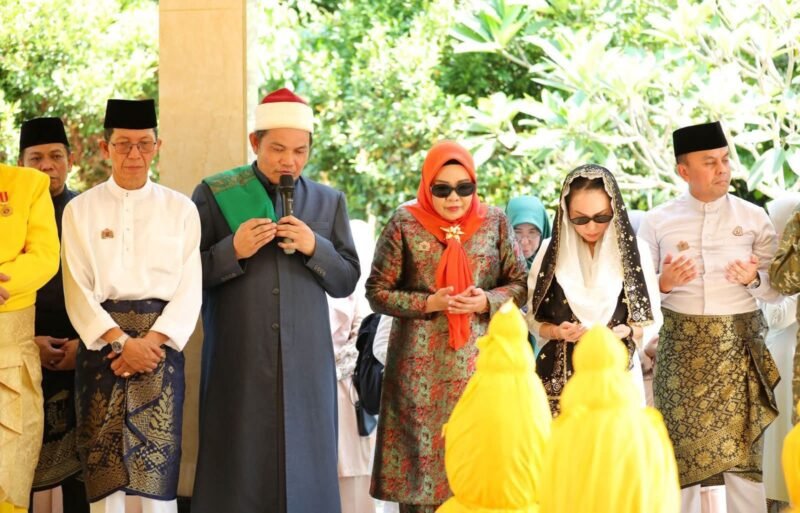 Amsakar Achmad-Li Claudia Chandra ikut prosesi ziarah ke Makam Zuriah Nong Isa di Kompleks Masjid At-Taqwa dan Makam Zuriah Nong Isa, Nongsa, Batam, Jumat (12/12/2025). Foto: Diskominfo Batam