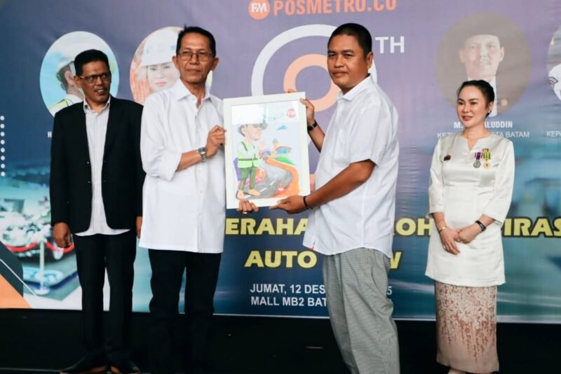 Penghargaan yang diterima Amsakar dan Li Claudia menjadi penanda bahwa kinerja keduanya mendapat dukungan publik, saat Ultah Posmetro.co, di MB 2 Batam, Jumat (12/12/2025). Foto: Diskominfo Batam