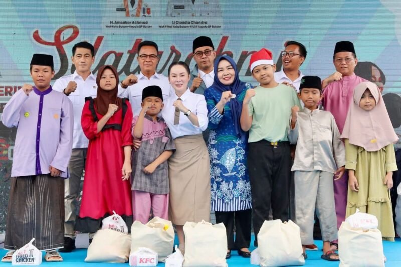 Li Claudia, Wakil Walikota Batam, berbagi bersama anak yatim dengan semangat dan rasa kepedulian di Lapangan Bola Legenda Malaka, Senin (15/12/2025). Foto: Diskomimfo Batam