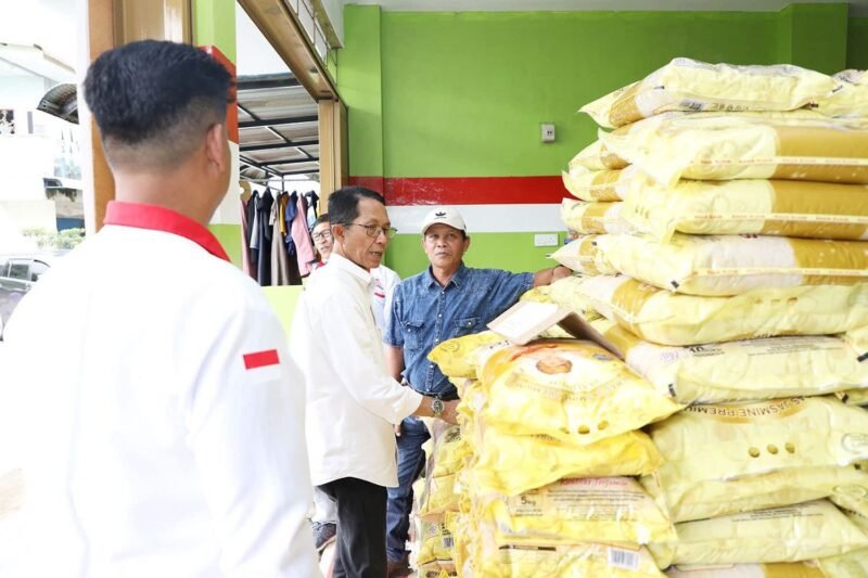 Wali Kota Batam, Amsakar Achmad, meninjau langsung gerai Koperasi Merah Putih di Kecamatan Sagulung, Kota Batam, Senin (15/12/2025). Foto: Humas Diskominfo Batam