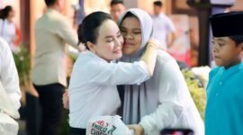 Wakil Wali Kota Batam, Li Claudia Chandra, menyerahkan bantuan kepada anak-anak yatim di Bengkong, Batuampar dan Lubukbaja di Nagoya City Walk, Lubukbaja, Selasa (16/12/2025). Foto: Diskominfo Batam